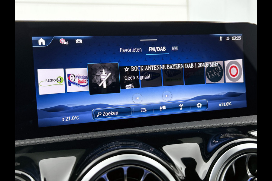 Mercedes-Benz A-Klasse 250 e Business Solution AMG | AMG Line Plus pakket | Trekhaak | 360° camera | Smartphone-integratie | Panoramaschuifdak | MULTIBEAM LED | Head-up display | 19 inch AMG velgen | Augmented Reality navigatie |