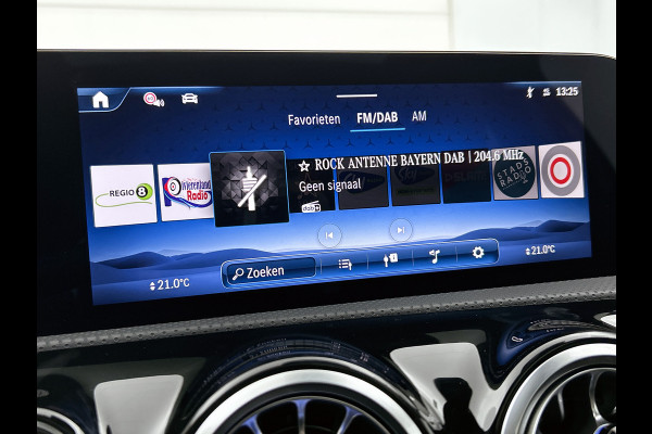 Mercedes-Benz A-Klasse 250 e Business Solution AMG | AMG Line Plus pakket | Trekhaak | 360° camera | Smartphone-integratie | Panoramaschuifdak | MULTIBEAM LED | Head-up display | 19 inch AMG velgen | Augmented Reality navigatie |