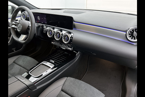 Mercedes-Benz A-Klasse 250 e Business Solution AMG | AMG Line Plus pakket | Trekhaak | 360° camera | Smartphone-integratie | Panoramaschuifdak | MULTIBEAM LED | Head-up display | 19 inch AMG velgen | Augmented Reality navigatie |
