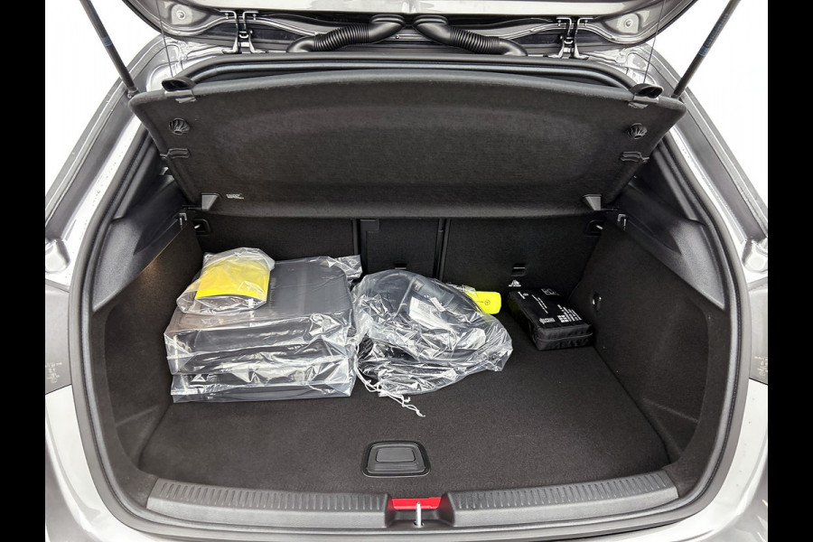 Mercedes-Benz A-Klasse 250 e Business Solution AMG | AMG Line Plus pakket | Trekhaak | 360° camera | Smartphone-integratie | Panoramaschuifdak | MULTIBEAM LED | Head-up display | 19 inch AMG velgen | Augmented Reality navigatie |