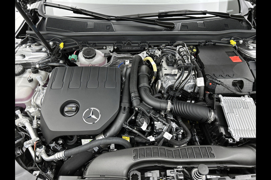 Mercedes-Benz A-Klasse 250 e Business Solution AMG | AMG Line Plus pakket | Trekhaak | 360° camera | Smartphone-integratie | Panoramaschuifdak | MULTIBEAM LED | Head-up display | 19 inch AMG velgen | Augmented Reality navigatie |
