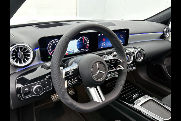 Mercedes-Benz A-Klasse 250 e Business Solution AMG | AMG Line Plus pakket | Trekhaak | 360° camera | Smartphone-integratie | Panoramaschuifdak | MULTIBEAM LED | Head-up display | 19 inch AMG velgen | Augmented Reality navigatie |