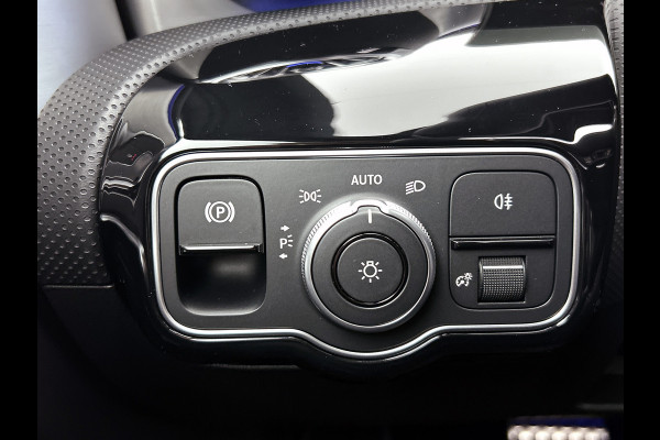 Mercedes-Benz A-Klasse 250 e Business Solution AMG | AMG Line Plus pakket | Trekhaak | 360° camera | Smartphone-integratie | Panoramaschuifdak | MULTIBEAM LED | Head-up display | 19 inch AMG velgen | Augmented Reality navigatie |