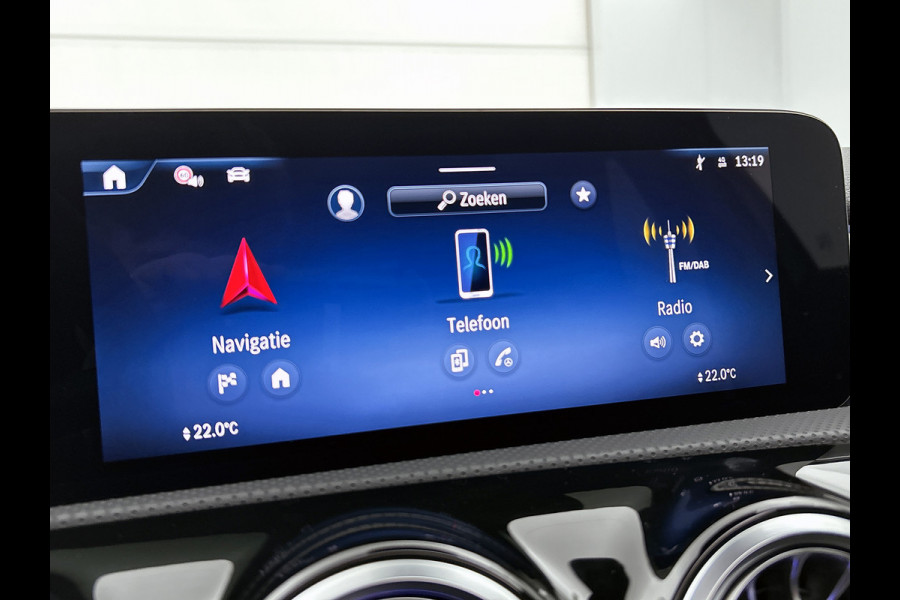 Mercedes-Benz A-Klasse 250 e Business Solution AMG | AMG Line Plus pakket | Trekhaak | 360° camera | Smartphone-integratie | Panoramaschuifdak | MULTIBEAM LED | Head-up display | 19 inch AMG velgen | Augmented Reality navigatie |