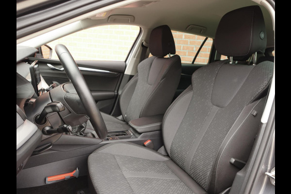 Škoda Octavia Combi 1.0 TSI 110pk Business Edition Plus | Navigatie | Apple Carplay/Android Auto | Camera | Parkeersensoren | Elektrische achterklep | Blind Spot Assist | Adaptive Cruise Control | Virtual Cockpit | Stoelverwarming | Ledverlichting | Sfeerverlichting | Climate Control