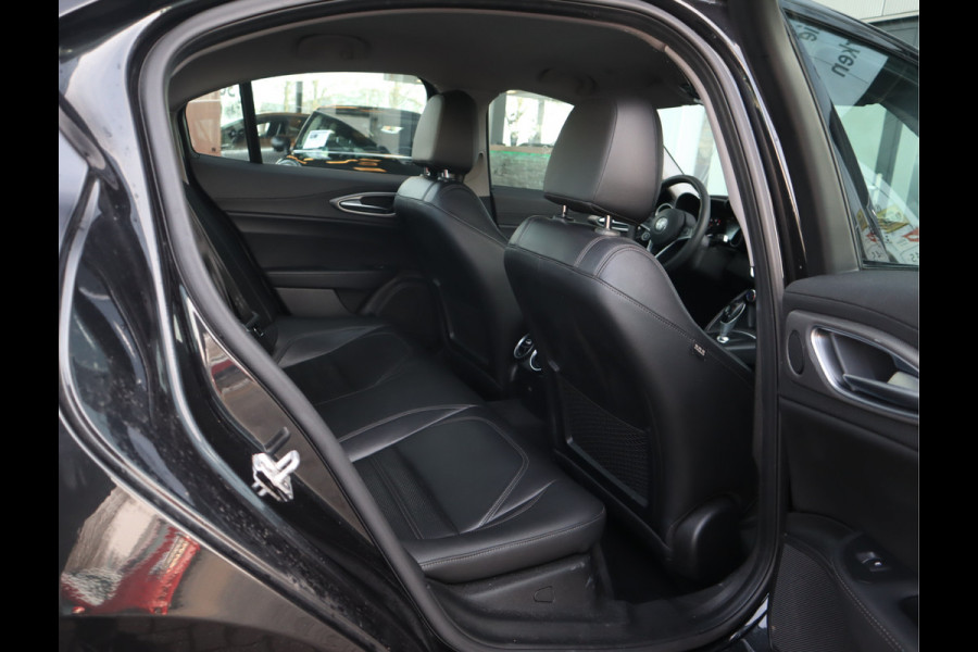 Alfa Romeo Giulia 2.0T Super Adaptive CC / Navi/ Camera /Pdc / Carplay /Stoel/Stuurverw / Automaat