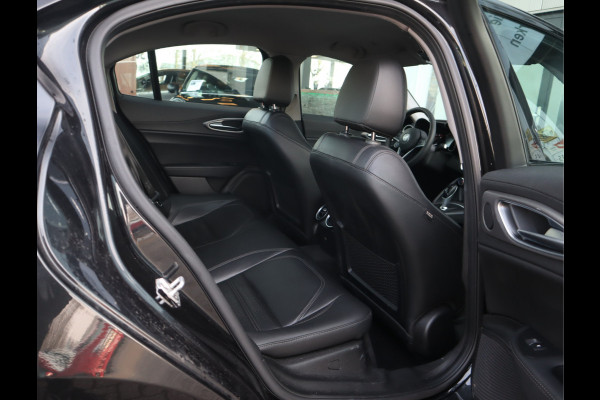 Alfa Romeo Giulia 2.0T Super Adaptive CC / Navi/ Camera /Pdc / Carplay /Stoel/Stuurverw / Automaat