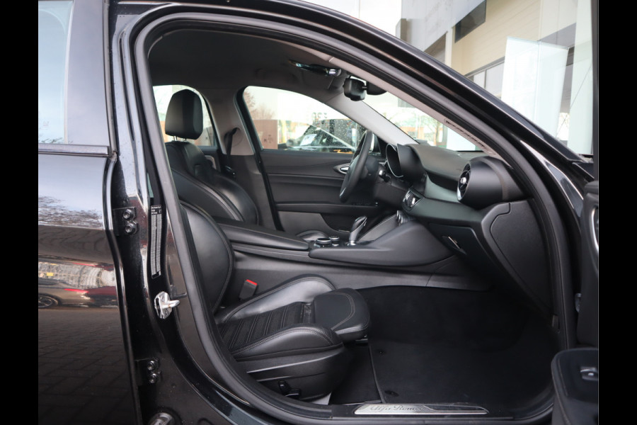 Alfa Romeo Giulia 2.0T Super Adaptive CC / Navi/ Camera /Pdc / Carplay /Stoel/Stuurverw / Automaat