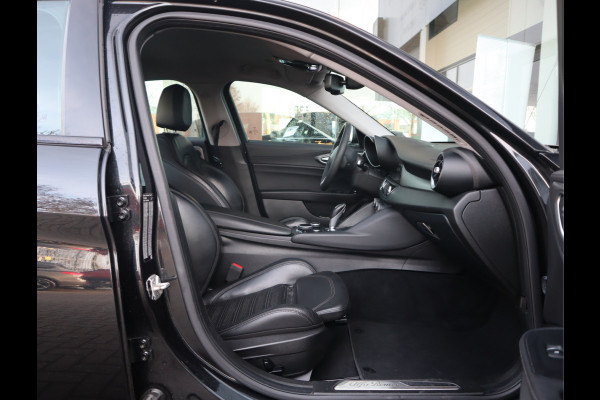 Alfa Romeo Giulia 2.0T Super Adaptive CC / Navi/ Camera /Pdc / Carplay /Stoel/Stuurverw / Automaat