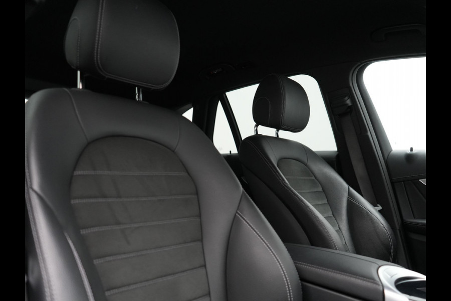 Mercedes-Benz GLC 300e 4MATIC Business Solution AMG Plug In Hybrid 320pk Dealer O.H. PHEV | Camera | Alcantara Sportstoelen Verwarmd | Apple Carplay | Keyless | Navigatie | DAB | Cruise Control |