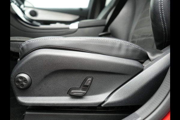 Mercedes-Benz GLC 300e 4MATIC Business Solution AMG Plug In Hybrid 320pk Dealer O.H. PHEV | Camera | Alcantara Sportstoelen Verwarmd | Apple Carplay | Keyless | Navigatie | DAB | Cruise Control |