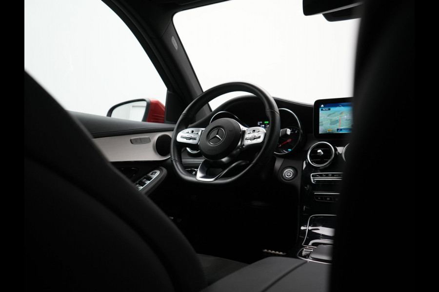 Mercedes-Benz GLC 300e 4MATIC Business Solution AMG Plug In Hybrid 320pk Dealer O.H. PHEV | Camera | Alcantara Sportstoelen Verwarmd | Apple Carplay | Keyless | Navigatie | DAB | Cruise Control |