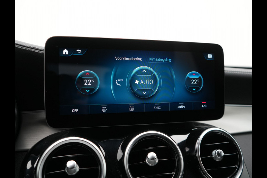 Mercedes-Benz GLC 300e 4MATIC Business Solution AMG Plug In Hybrid 320pk Dealer O.H. PHEV | Camera | Alcantara Sportstoelen Verwarmd | Apple Carplay | Keyless | Navigatie | DAB | Cruise Control |