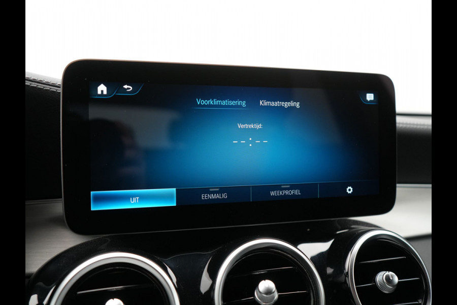 Mercedes-Benz GLC 300e 4MATIC Business Solution AMG Plug In Hybrid 320pk Dealer O.H. PHEV | Camera | Alcantara Sportstoelen Verwarmd | Apple Carplay | Keyless | Navigatie | DAB | Cruise Control |