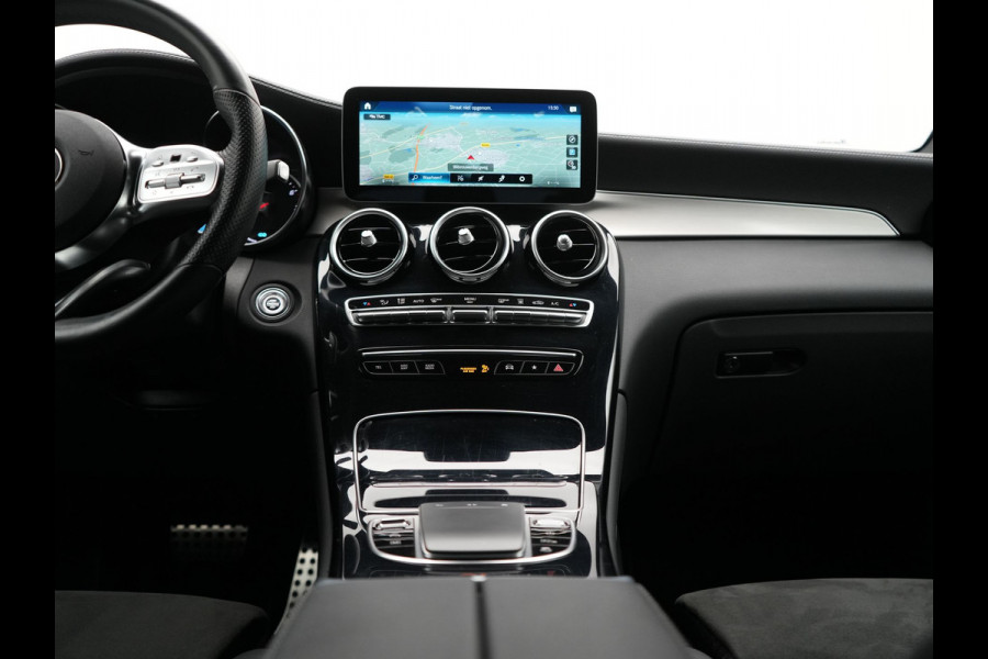 Mercedes-Benz GLC 300e 4MATIC Business Solution AMG Plug In Hybrid 320pk Dealer O.H. PHEV | Camera | Alcantara Sportstoelen Verwarmd | Apple Carplay | Keyless | Navigatie | DAB | Cruise Control |