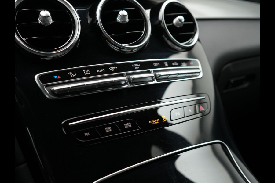 Mercedes-Benz GLC 300e 4MATIC Business Solution AMG Plug In Hybrid 320pk Dealer O.H. PHEV | Camera | Alcantara Sportstoelen Verwarmd | Apple Carplay | Keyless | Navigatie | DAB | Cruise Control |