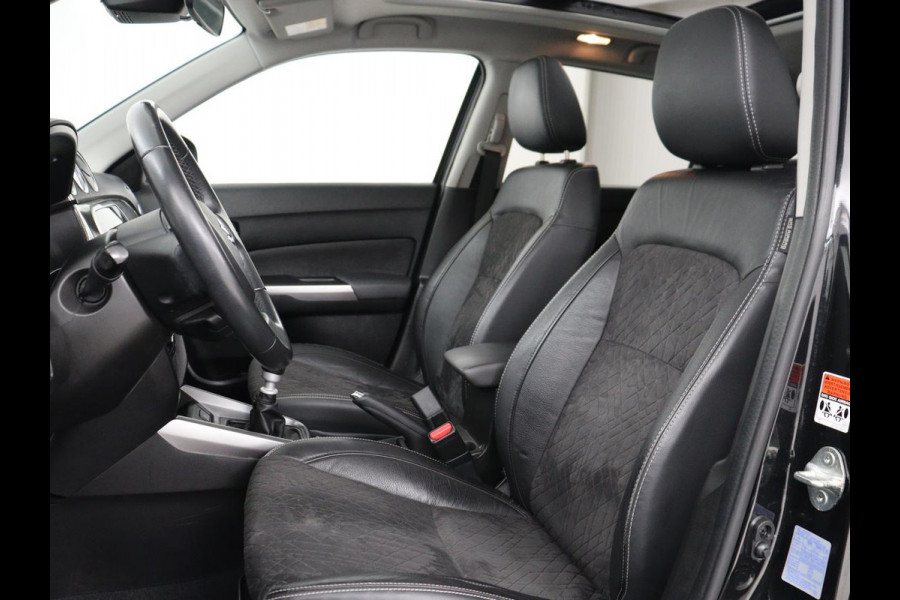 Suzuki Vitara 1.4 Boosterjet Style Smart Hybrid | Panoramadak | Leder/Alcantara | Stoelverwarming | Trekhaak | Camera | Carplay | Navigatie | Keyless | Full LED | Adaptive cruise | Climate control