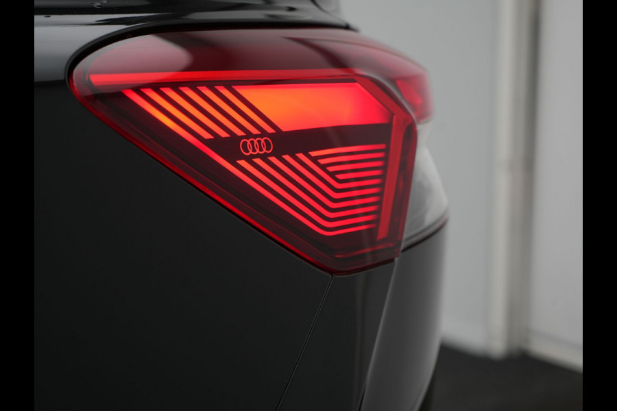 Audi Q4 Sportback e-tron 50 Quattro S Line 77 kWh 300pk Dealer O.H. | Trekhaak Af Fabriek | Panodak | Adaptive Cruise | Head Up | Camera | Matrix LED | Lederen Sportstoelen Verwarmd | Sfeerverlichting | Apple Carplay | Keyless | Blis | 20"L.M | Navigatie |