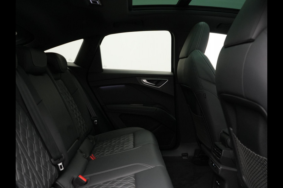Audi Q4 e-tron 50 Quattro S Line 77 kWh 300pk Dealer O.H. | Trekhaak Af Fabriek | Panodak | Adaptive Cruise | Head Up | Camera | Matrix LED | Lederen Sportstoelen Verwarmd | Sfeerverlichting | Apple Carplay | Keyless | Blis | 20"L.M | Navigatie |