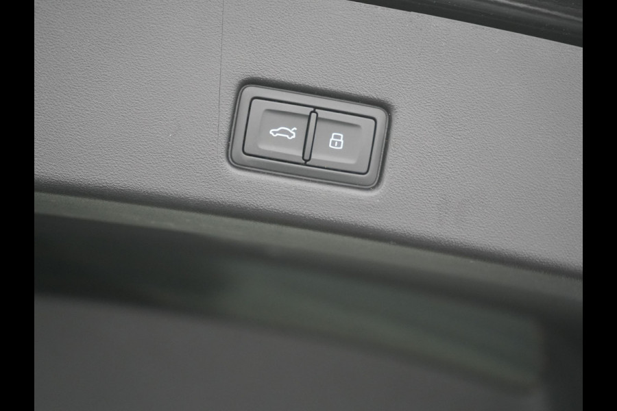 Audi Q4 e-tron 50 Quattro S Line 77 kWh 300pk Dealer O.H. | Trekhaak Af Fabriek | Panodak | Adaptive Cruise | Head Up | Camera | Matrix LED | Lederen Sportstoelen Verwarmd | Sfeerverlichting | Apple Carplay | Keyless | Blis | 20"L.M | Navigatie |