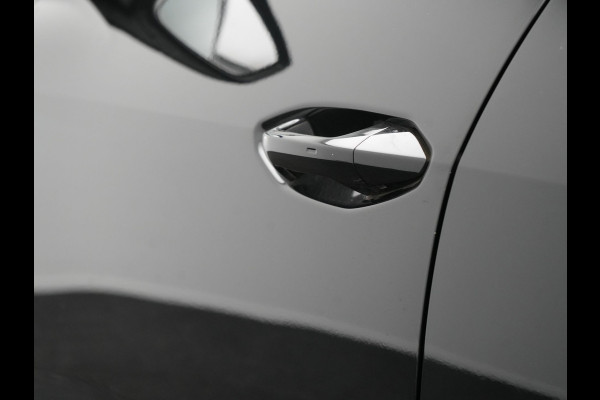 Audi Q4 e-tron 50 Quattro S Line 77 kWh 300pk Dealer O.H. | Trekhaak Af Fabriek | Panodak | Adaptive Cruise | Head Up | Camera | Matrix LED | Lederen Sportstoelen Verwarmd | Sfeerverlichting | Apple Carplay | Keyless | Blis | 20"L.M | Navigatie |