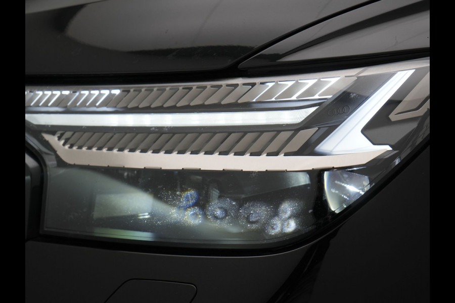 Audi Q4 e-tron 50 Quattro S Line 77 kWh 300pk Dealer O.H. | Trekhaak Af Fabriek | Panodak | Adaptive Cruise | Head Up | Camera | Matrix LED | Lederen Sportstoelen Verwarmd | Sfeerverlichting | Apple Carplay | Keyless | Blis | 20"L.M | Navigatie |