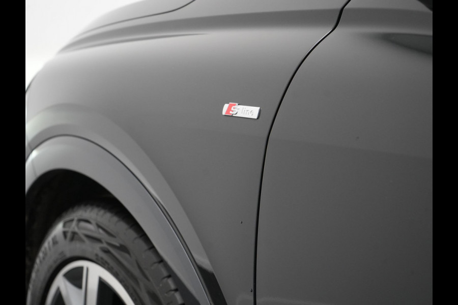 Audi Q4 e-tron 50 Quattro S Line 77 kWh 300pk Dealer O.H. | Trekhaak Af Fabriek | Panodak | Adaptive Cruise | Head Up | Camera | Matrix LED | Lederen Sportstoelen Verwarmd | Sfeerverlichting | Apple Carplay | Keyless | Blis | 20"L.M | Navigatie |