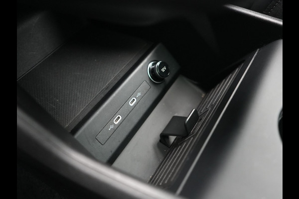 Audi Q4 e-tron 50 Quattro S Line 77 kWh 300pk Dealer O.H. | Trekhaak Af Fabriek | Panodak | Adaptive Cruise | Head Up | Camera | Matrix LED | Lederen Sportstoelen Verwarmd | Sfeerverlichting | Apple Carplay | Keyless | Blis | 20"L.M | Navigatie |