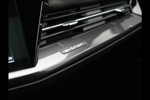 Audi Q4 e-tron 50 Quattro S Line 77 kWh 300pk Dealer O.H. | Trekhaak Af Fabriek | Panodak | Adaptive Cruise | Head Up | Camera | Matrix LED | Lederen Sportstoelen Verwarmd | Sfeerverlichting | Apple Carplay | Keyless | Blis | 20"L.M | Navigatie |