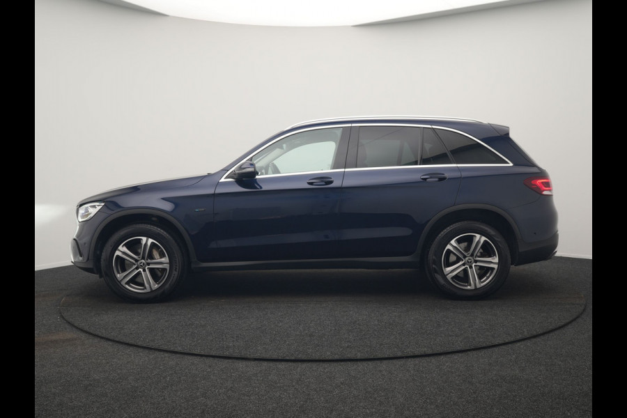 Mercedes-Benz GLC 300e 4MATIC Business Solution Luxury Plug In Hybrid 320pk Dealer O.H. PHEV | Trekhaak Af Fabriek | Head Up | Camera | Lederen Sportstoelen Memory & Verwarmd | Apple Carplay | Navigatie | DAB | Cruise Control |