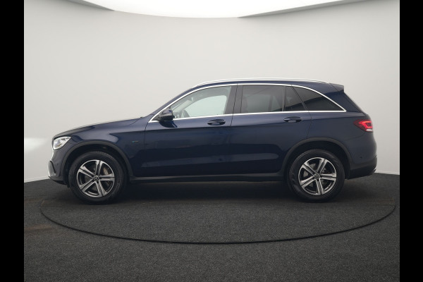 Mercedes-Benz GLC 300e 4MATIC Business Solution Luxury Plug In Hybrid 320pk Dealer O.H. PHEV | Trekhaak Af Fabriek | Head Up | Camera | Lederen Sportstoelen Memory & Verwarmd | Apple Carplay | Navigatie | DAB | Cruise Control |