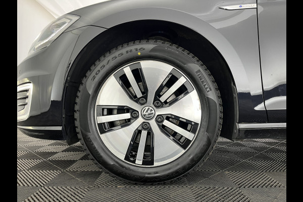 Volkswagen e-Golf {SOH-88%} (INCL-BTW) *HEATPUMP | ADAPTIVE-CRUISE | FULL-LED | DIGI-COCKPIT | NAVI-FULLMAP | CAMERA | KEYLESS | ECC | CCS-FASTLOADER | PDC | 16''ALU*
