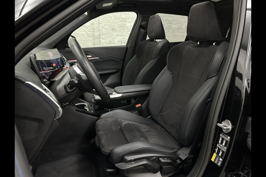 BMW X1 30e 313PK M-Sport Performance-Pack | 360 Camera | ACC | Panorama | Head-Up | 20'' | Keyless-Entry | LED Adaptief | Sfeerverlichting | Trekhaak 1800KG ! | Sportstoelen | Carplay | Black-Optic | Getint Glas | Stoelverwarming | DAB | Draadloos Laden | Fabrieksgarantie |