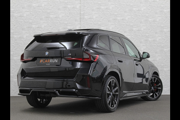 BMW X1 30e 313PK M-Sport Performance-Pack | 360 Camera | ACC | Panorama | Head-Up | 20'' | Keyless-Entry | LED Adaptief | Sfeerverlichting | Trekhaak 1800KG ! | Sportstoelen | Carplay | Black-Optic | Getint Glas | Stoelverwarming | DAB | Draadloos Laden | Fabrieksgarantie |