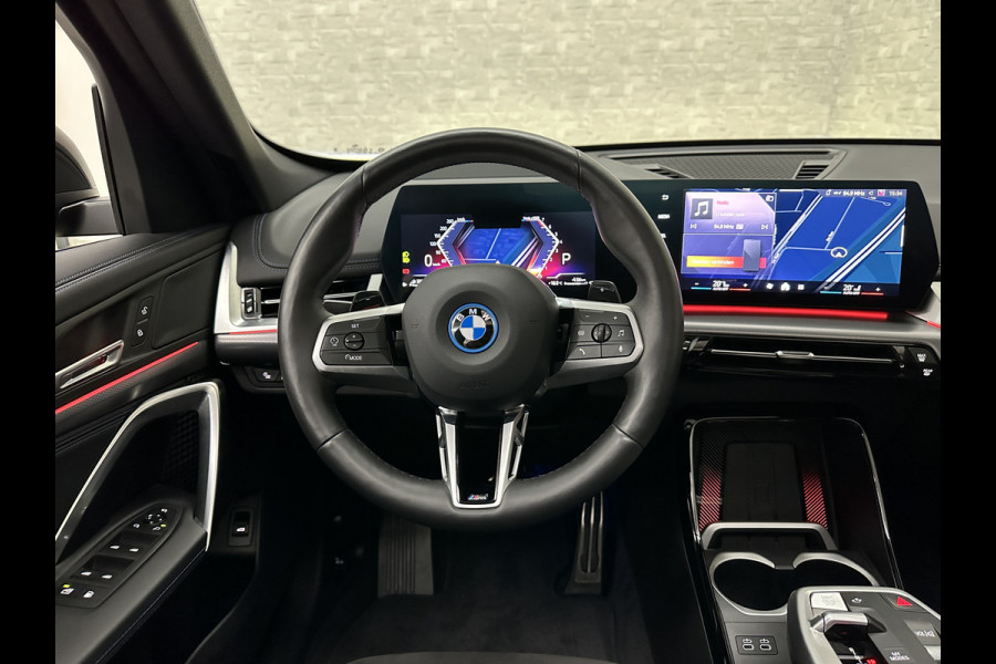 BMW X1 30e 313PK M-Sport Performance-Pack | 360 Camera | ACC | Panorama | Head-Up | 20'' | Keyless-Entry | LED Adaptief | Sfeerverlichting | Trekhaak 1800KG ! | Sportstoelen | Carplay | Black-Optic | Getint Glas | Stoelverwarming | DAB | Draadloos Laden | Fabrieksgarantie |