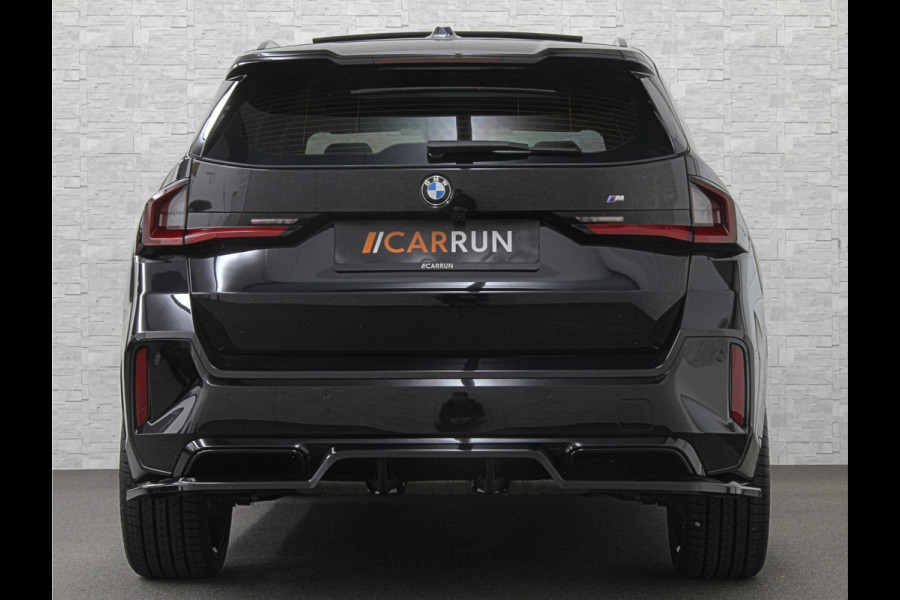 BMW X1 30e 313PK M-Sport Performance-Pack | 360 Camera | ACC | Panorama | Head-Up | 20'' | Keyless-Entry | LED Adaptief | Sfeerverlichting | Trekhaak 1800KG ! | Sportstoelen | Carplay | Black-Optic | Getint Glas | Stoelverwarming | DAB | Draadloos Laden | Fabrieksgarantie |