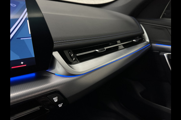 BMW X1 30e 313PK M-Sport Performance-Pack | 360 Camera | ACC | Panorama | Head-Up | 20'' | Keyless-Entry | LED Adaptief | Sfeerverlichting | Trekhaak 1800KG ! | Sportstoelen | Carplay | Black-Optic | Getint Glas | Stoelverwarming | DAB | Draadloos Laden | Fabrieksgarantie |