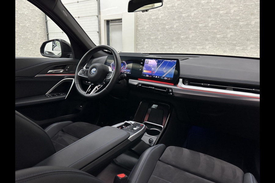 BMW X1 30e 313PK M-Sport Performance-Pack | 360 Camera | ACC | Panorama | Head-Up | 20'' | Keyless-Entry | LED Adaptief | Sfeerverlichting | Trekhaak 1800KG ! | Sportstoelen | Carplay | Black-Optic | Getint Glas | Stoelverwarming | DAB | Draadloos Laden | Fabrieksgarantie |