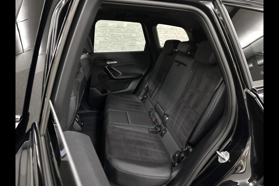 BMW X1 30e 313PK M-Sport Performance-Pack | 360 Camera | ACC | Panorama | Head-Up | 20'' | Keyless-Entry | LED Adaptief | Sfeerverlichting | Trekhaak 1800KG ! | Sportstoelen | Carplay | Black-Optic | Getint Glas | Stoelverwarming | DAB | Draadloos Laden | Fabrieksgarantie |