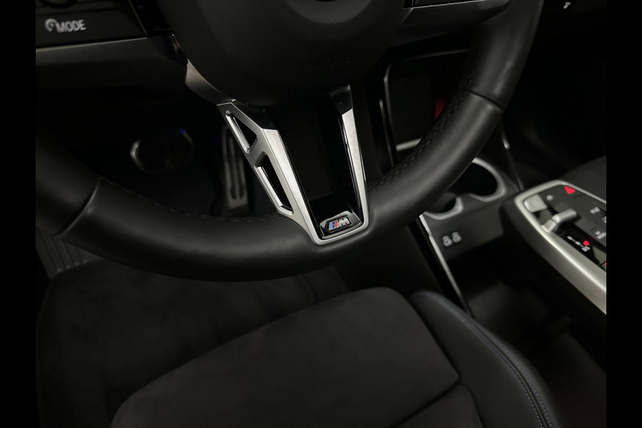 BMW X1 30e 313PK M-Sport Performance-Pack | 360 Camera | ACC | Panorama | Head-Up | 20'' | Keyless-Entry | LED Adaptief | Sfeerverlichting | Trekhaak 1800KG ! | Sportstoelen | Carplay | Black-Optic | Getint Glas | Stoelverwarming | DAB | Draadloos Laden | Fabrieksgarantie |