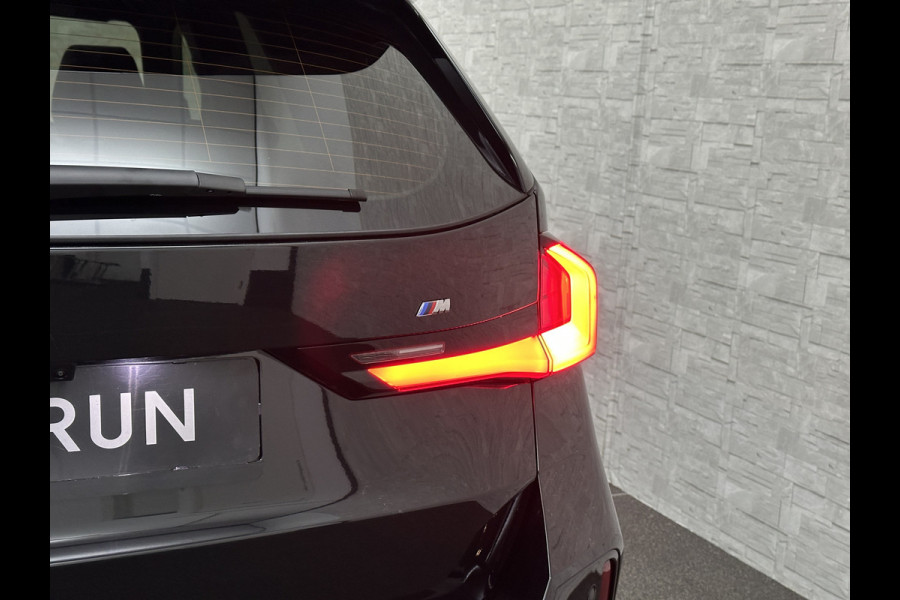 BMW X1 30e 313PK M-Sport Performance-Pack | 360 Camera | ACC | Panorama | Head-Up | 20'' | Keyless-Entry | LED Adaptief | Sfeerverlichting | Trekhaak 1800KG ! | Sportstoelen | Carplay | Black-Optic | Getint Glas | Stoelverwarming | DAB | Draadloos Laden | Fabrieksgarantie |