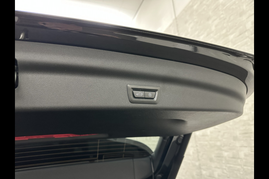 BMW X1 30e 313PK M-Sport Performance-Pack | 360 Camera | ACC | Panorama | Head-Up | 20'' | Keyless-Entry | LED Adaptief | Sfeerverlichting | Trekhaak 1800KG ! | Sportstoelen | Carplay | Black-Optic | Getint Glas | Stoelverwarming | DAB | Draadloos Laden | Fabrieksgarantie |