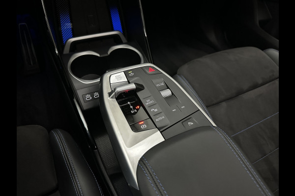 BMW X1 30e 313PK M-Sport Performance-Pack | 360 Camera | ACC | Panorama | Head-Up | 20'' | Keyless-Entry | LED Adaptief | Sfeerverlichting | Trekhaak 1800KG ! | Sportstoelen | Carplay | Black-Optic | Getint Glas | Stoelverwarming | DAB | Draadloos Laden | Fabrieksgarantie |