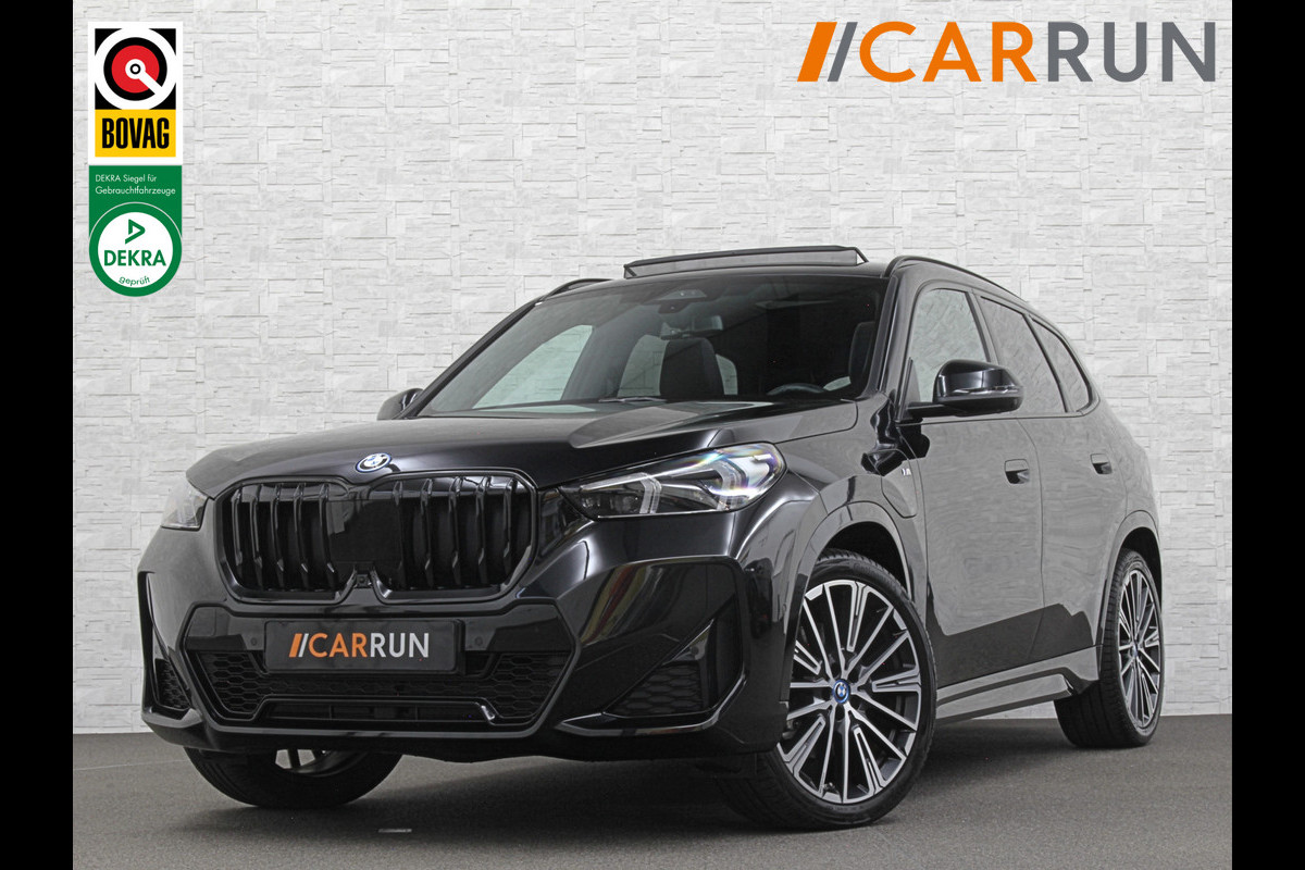 BMW X1 30e 313PK M-Sport | 360 Camera | ACC | Panorama | Head-Up | 20'' | Keyless-Entry | LED Adaptief | Sfeerverlichting | Trekhaak 1800kg | Sportstoelen | Carplay | Black-Optic | Getint Glas | Stoelverwarming | DAB | Draadloos Laden | Fabrieksgarantie |
