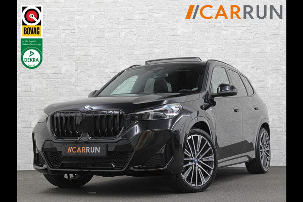 BMW X1 30e 313PK M-Sport | 360 Camera | ACC | Panorama | Head-Up | 20'' | Keyless-Entry | LED Adaptief | Sfeerverlichting | Trekhaak 1800kg | Sportstoelen | Carplay | Black-Optic | Getint Glas | Stoelverwarming | DAB | Draadloos Laden | Fabrieksgarantie |