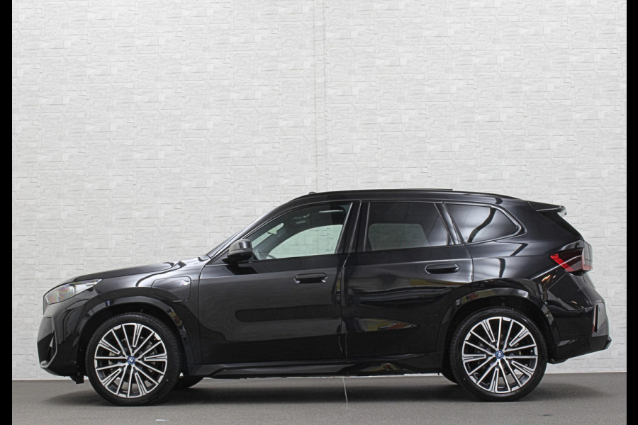 BMW X1 30e 313PK M-Sport | 360 Camera | ACC | Panorama | Head-Up | 20'' | Keyless-Entry | LED Adaptief | Sfeerverlichting | Trekhaak 1800kg | Sportstoelen | Carplay | Black-Optic | Getint Glas | Stoelverwarming | DAB | Draadloos Laden | Fabrieksgarantie |