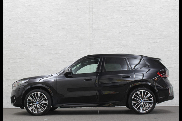 BMW X1 30e 313PK M-Sport | 360 Camera | ACC | Panorama | Head-Up | 20'' | Keyless-Entry | LED Adaptief | Sfeerverlichting | Trekhaak 1800kg | Sportstoelen | Carplay | Black-Optic | Getint Glas | Stoelverwarming | DAB | Draadloos Laden | Fabrieksgarantie |