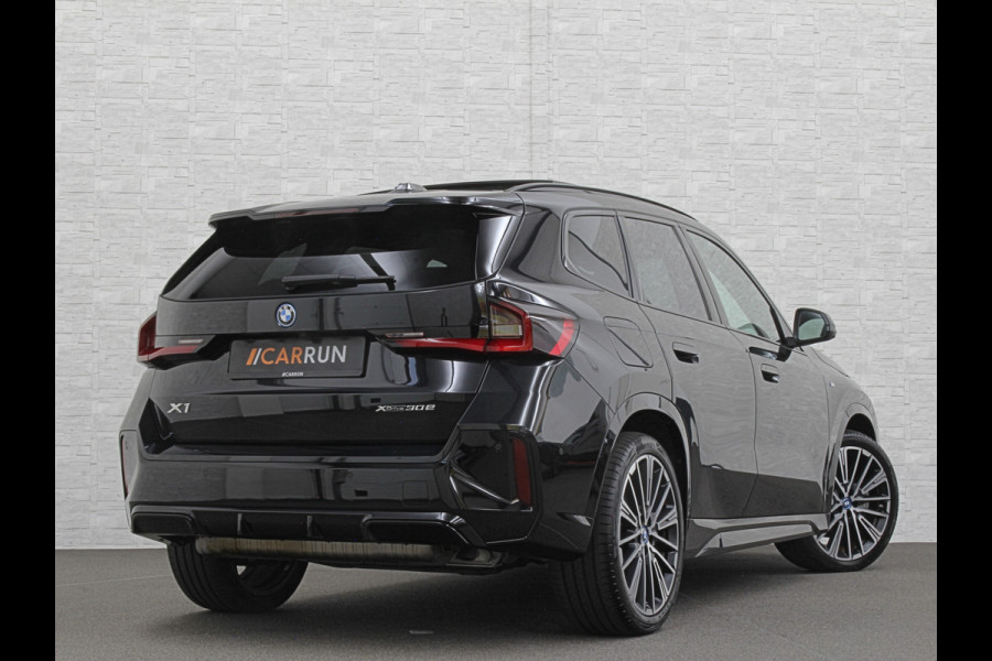 BMW X1 30e 313PK M-Sport | 360 Camera | ACC | Panorama | Head-Up | 20'' | Keyless-Entry | LED Adaptief | Sfeerverlichting | Trekhaak 1800kg | Sportstoelen | Carplay | Black-Optic | Getint Glas | Stoelverwarming | DAB | Draadloos Laden | Fabrieksgarantie |