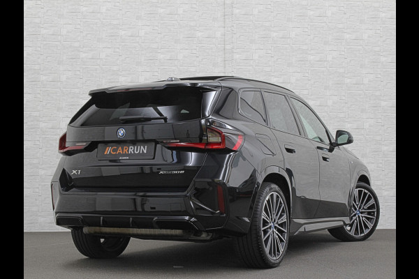 BMW X1 30e 313PK M-Sport | 360 Camera | ACC | Panorama | Head-Up | 20'' | Keyless-Entry | LED Adaptief | Sfeerverlichting | Trekhaak 1800kg | Sportstoelen | Carplay | Black-Optic | Getint Glas | Stoelverwarming | DAB | Draadloos Laden | Fabrieksgarantie |