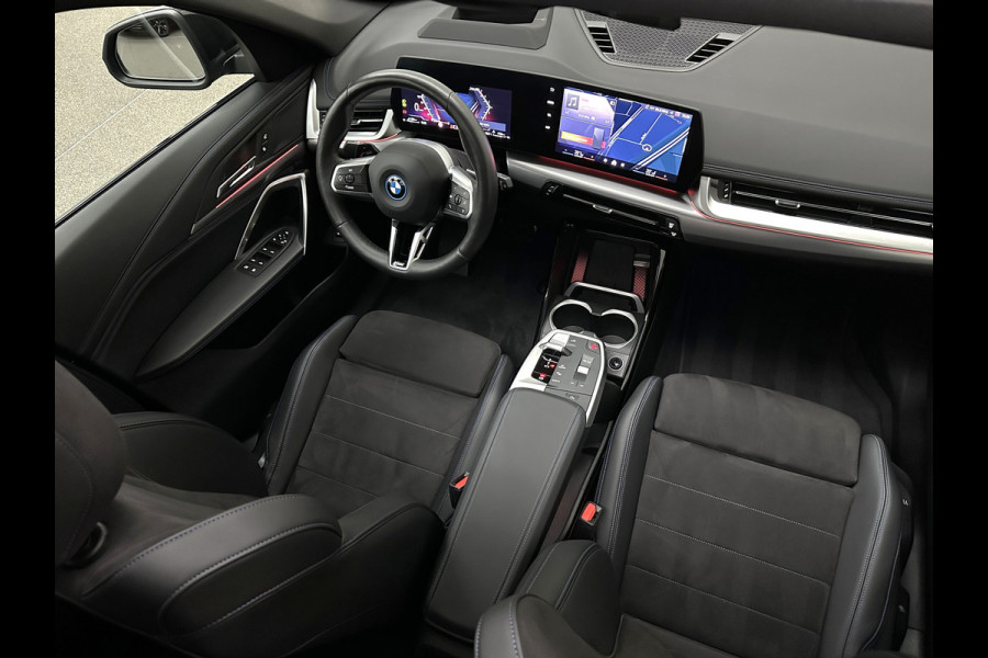 BMW X1 30e 313PK M-Sport | 360 Camera | ACC | Panorama | Head-Up | 20'' | Keyless-Entry | LED Adaptief | Sfeerverlichting | Trekhaak 1800kg | Sportstoelen | Carplay | Black-Optic | Getint Glas | Stoelverwarming | DAB | Draadloos Laden | Fabrieksgarantie |